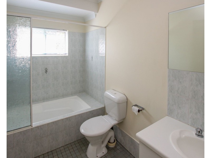 2/364 McCoombe Street, Mooroobool QLD 4870