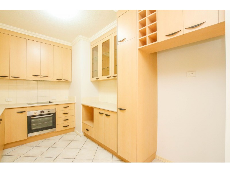 7/304 Lake Street, Cairns North QLD 4870