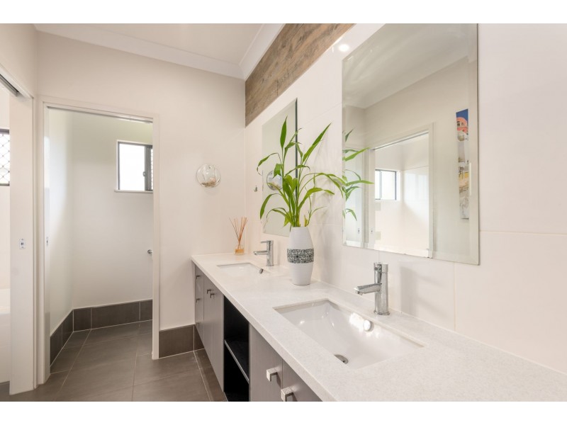 9 Parrot Close, Kanimbla QLD 4870