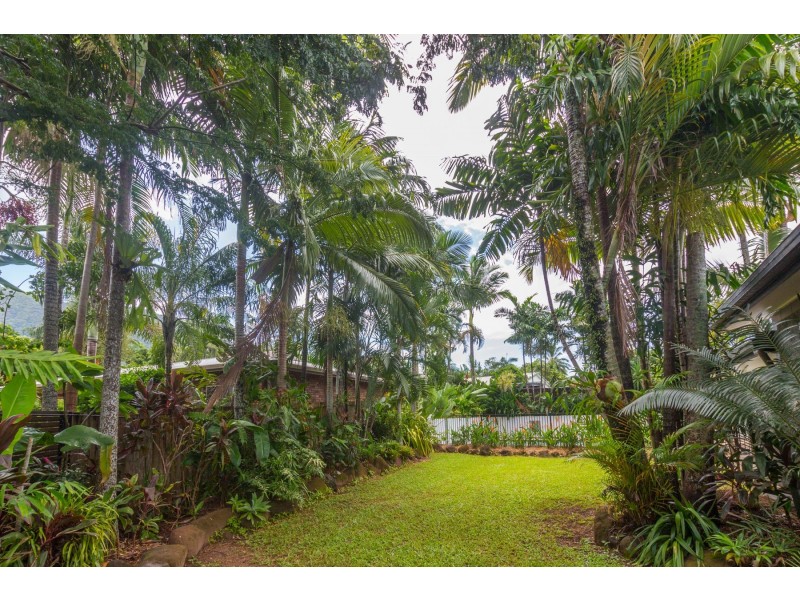 5 Lomatia Close, Redlynch QLD 4870