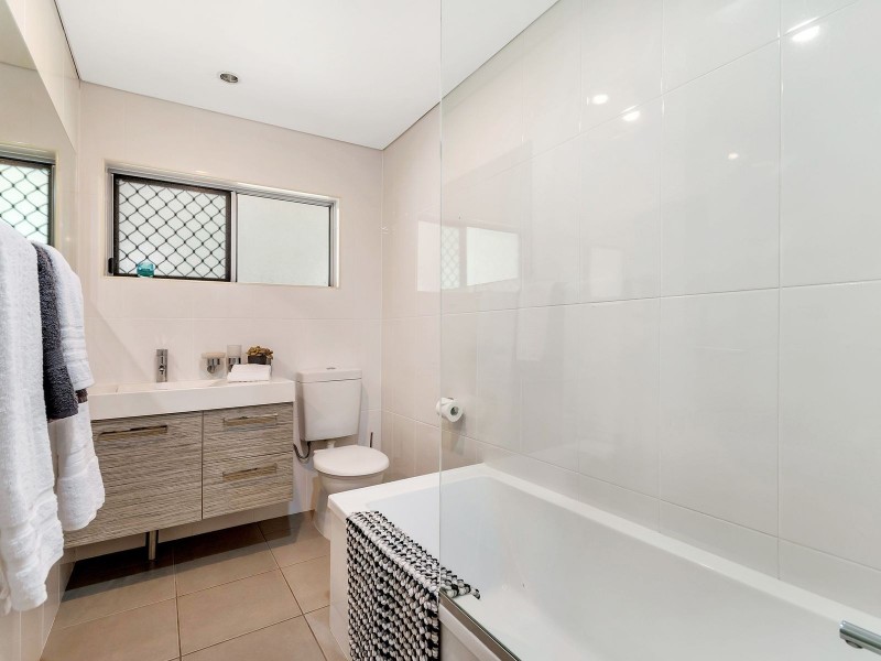 16 Forum Close, Mooroobool QLD 4870