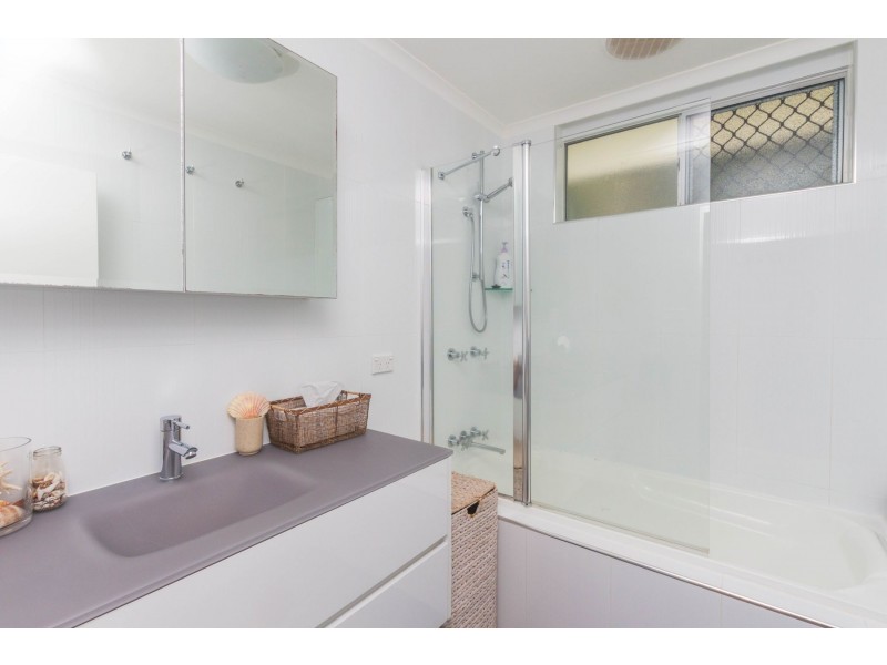 20 Holly Street, Mooroobool QLD 4870