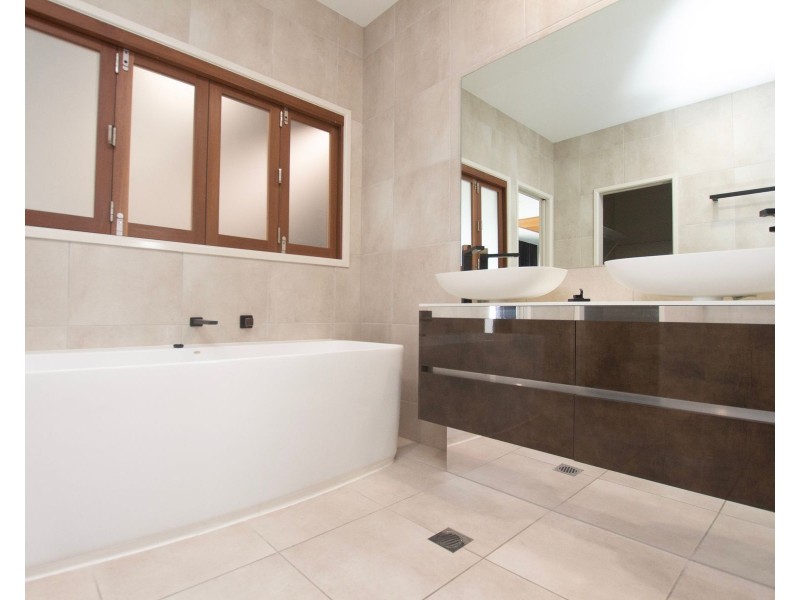 17/289-291 Lake Street, Cairns North QLD 4870