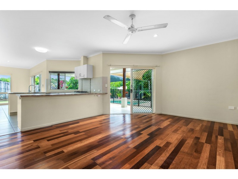 10 Rainbow St, Kanimbla QLD 4870