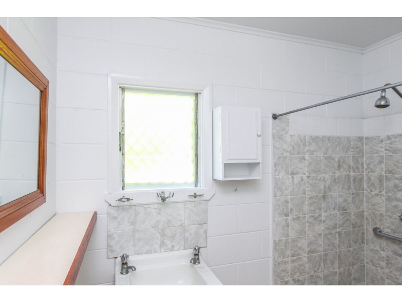 2/269 Buchan Street, Westcourt QLD 4870