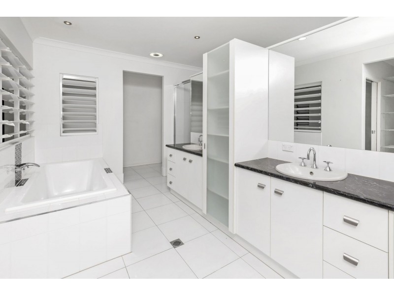 36 Tyrconnell Crescent, Redlynch QLD 4870