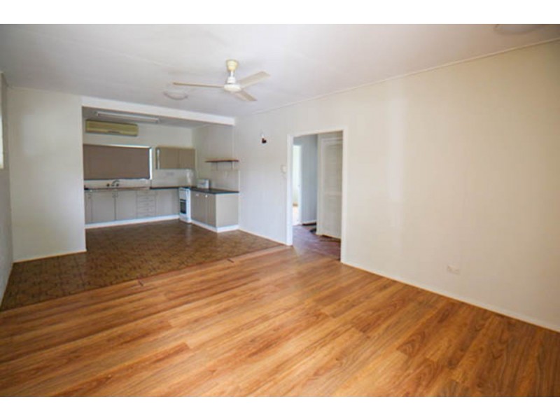2/11 Nephrite Street, Woree QLD 4868