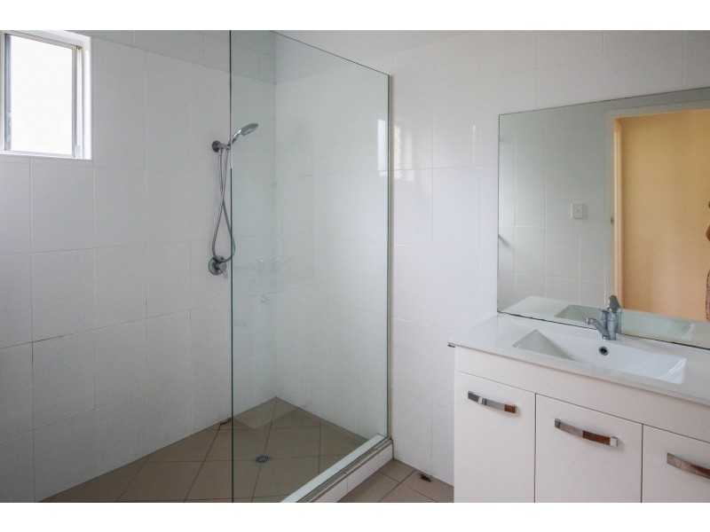 2/11 Nephrite Street, Woree QLD 4868