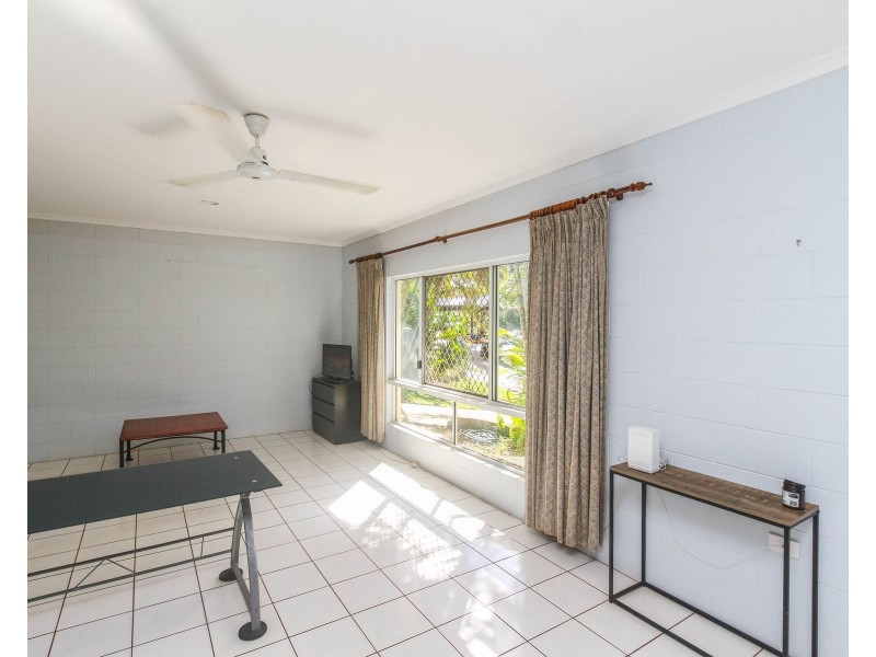 8 Trappes Court, Mooroobool QLD 4870