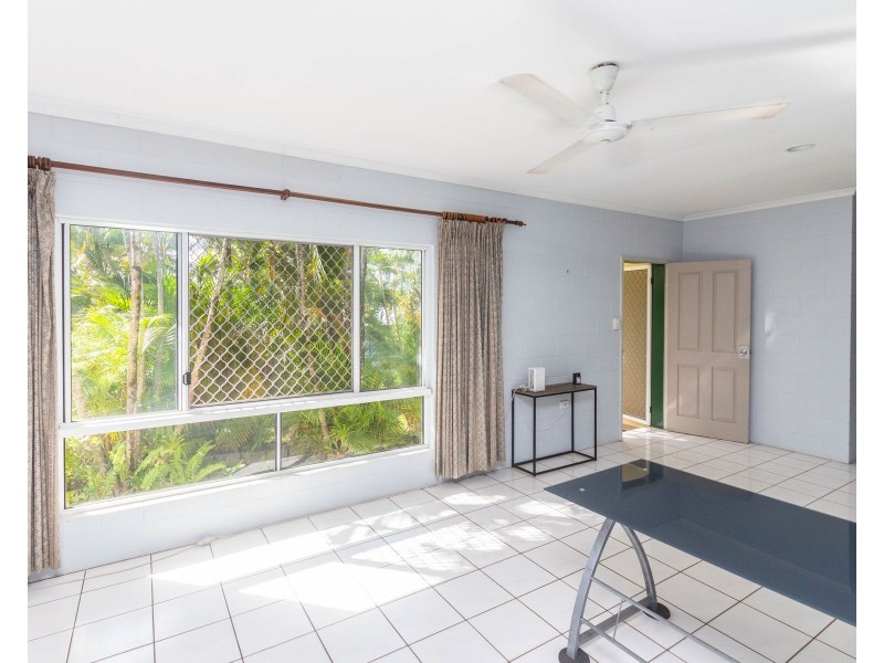 8 Trappes Court, Mooroobool QLD 4870