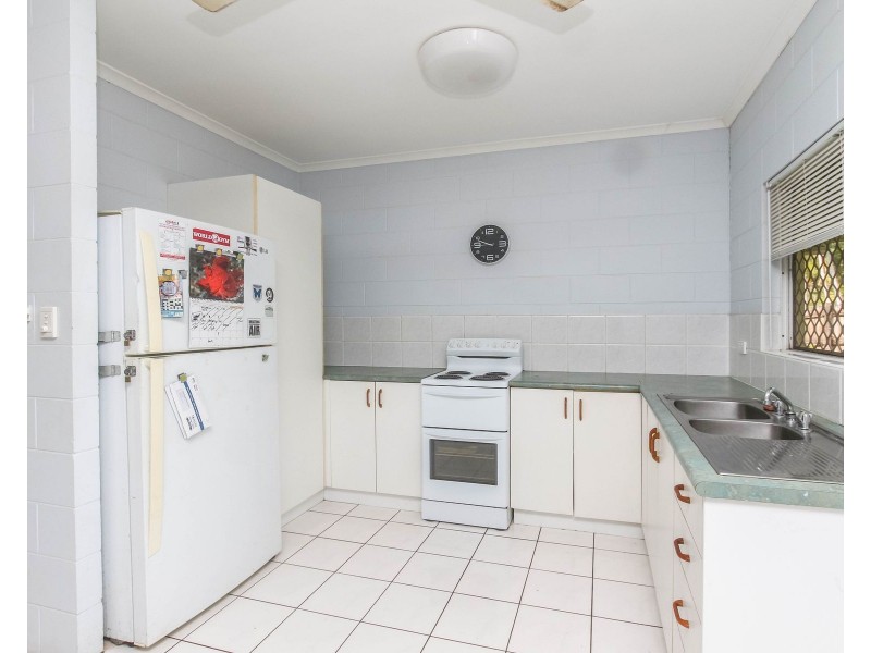 8 Trappes Court, Mooroobool QLD 4870