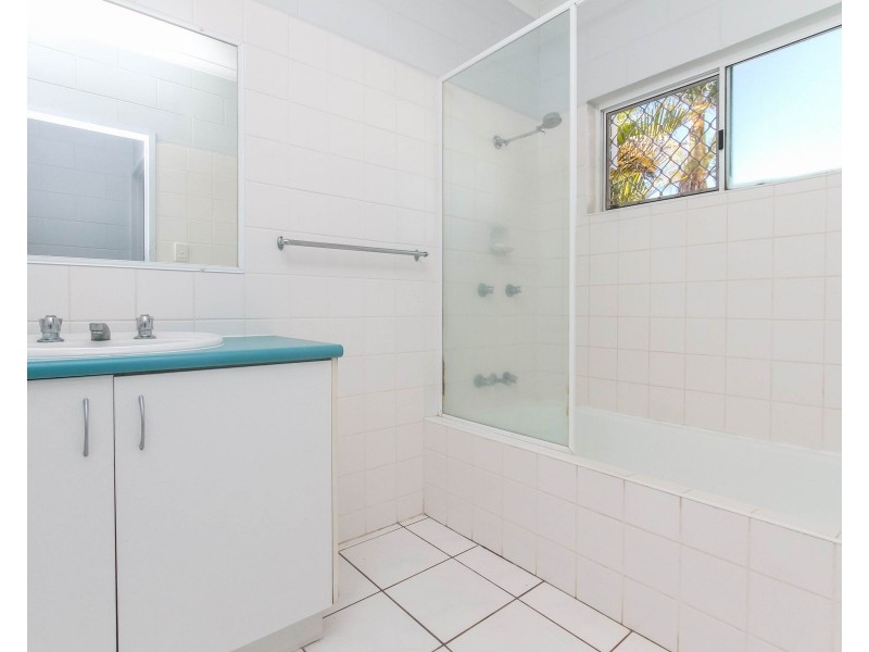 8 Trappes Court, Mooroobool QLD 4870