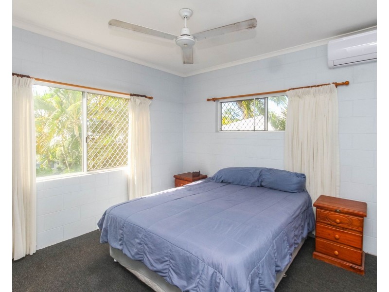 8 Trappes Court, Mooroobool QLD 4870