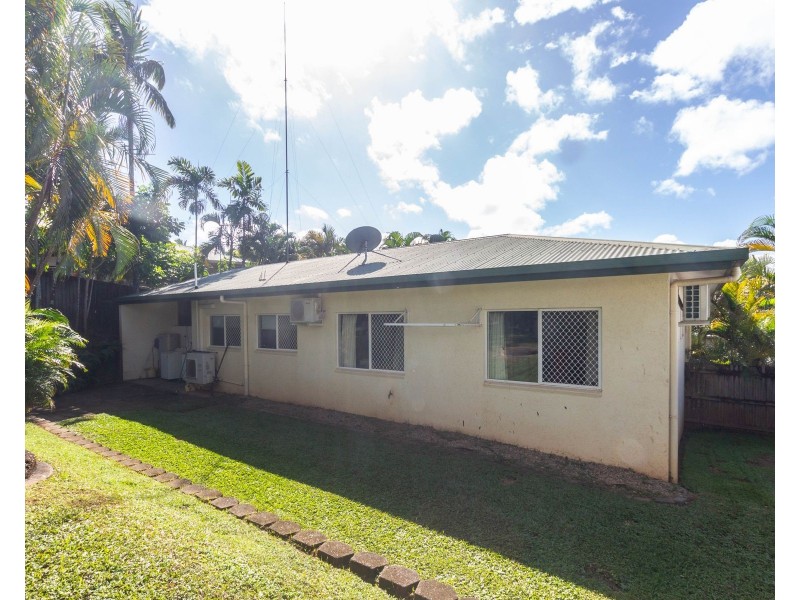 8 Trappes Court, Mooroobool QLD 4870