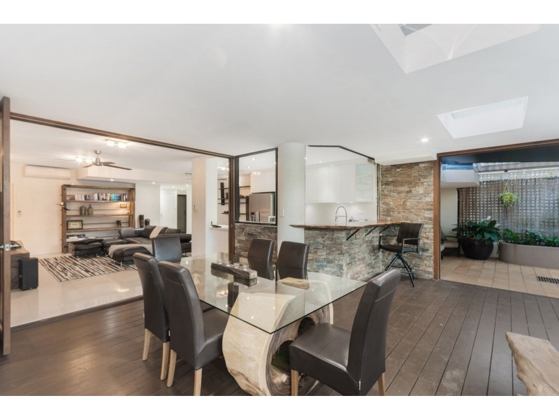 2/209-225 Abbott Street, Cairns North QLD 4870