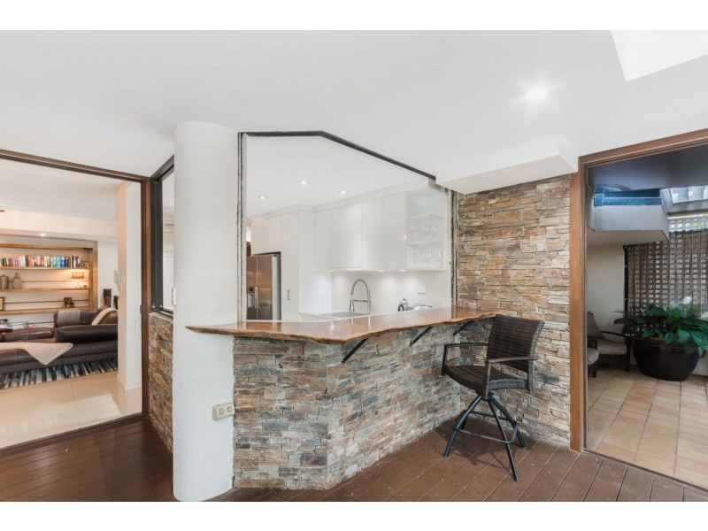 2/209-225 Abbott Street, Cairns North QLD 4870