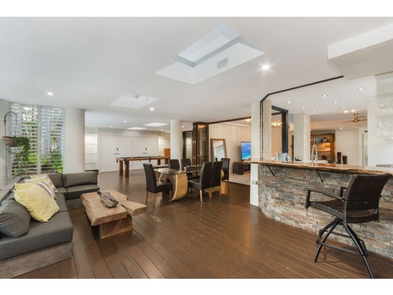2/209-225 Abbott Street, Cairns North QLD 4870