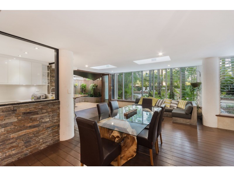 2/209-225 Abbott Street, Cairns North QLD 4870