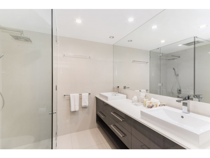 2/209-225 Abbott Street, Cairns North QLD 4870