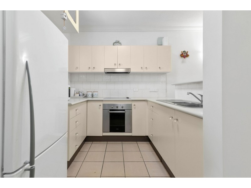201/2-8 Centenary Close, Manoora QLD 4870