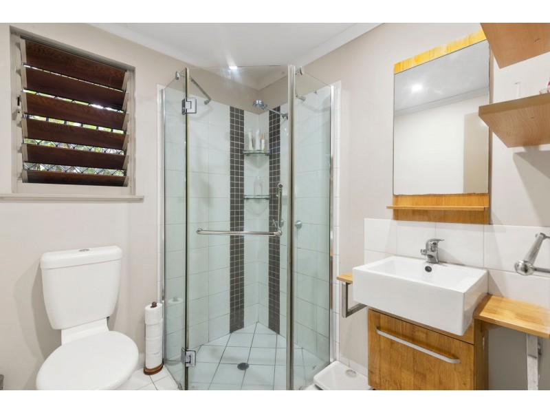 201/2-8 Centenary Close, Manoora QLD 4870