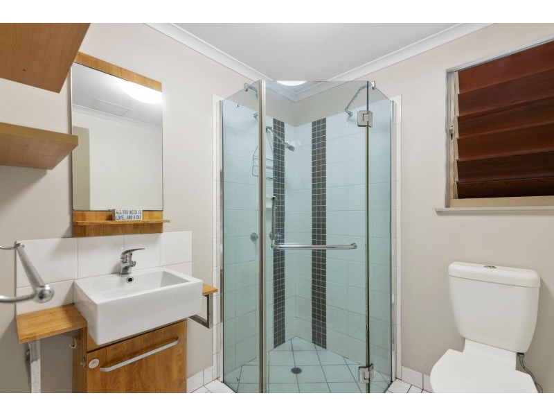 201/2-8 Centenary Close, Manoora QLD 4870