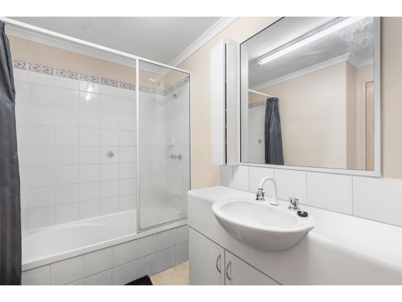 2/22-24 Toogood Road, Woree QLD 4868
