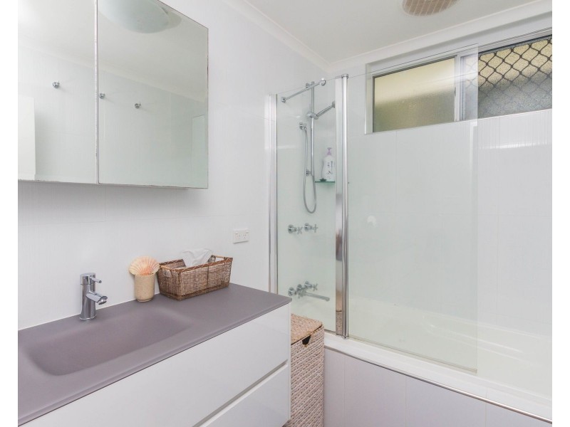 20 Holly Street, Mooroobool QLD 4870