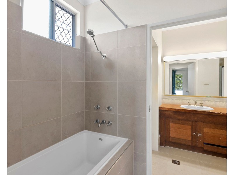 4 Marvin Close, White Rock QLD 4868