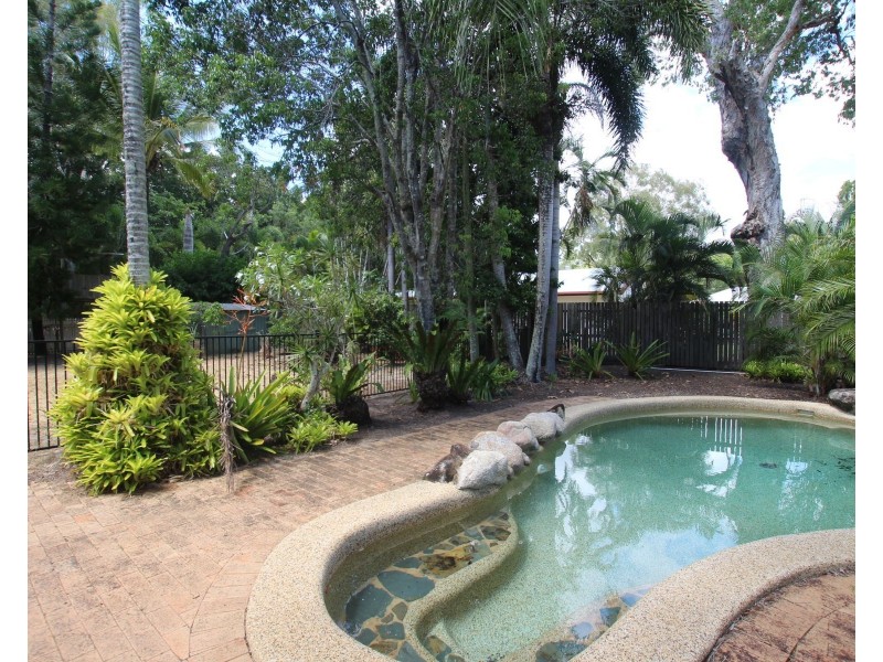 19 Baronia Crescent, Holloways Beach QLD 4878