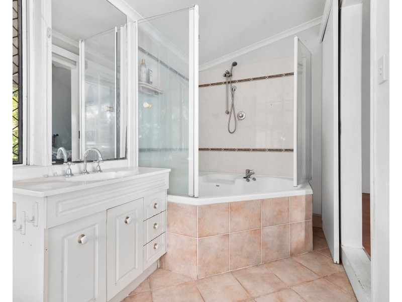 19 Baronia Crescent, Holloways Beach QLD 4878