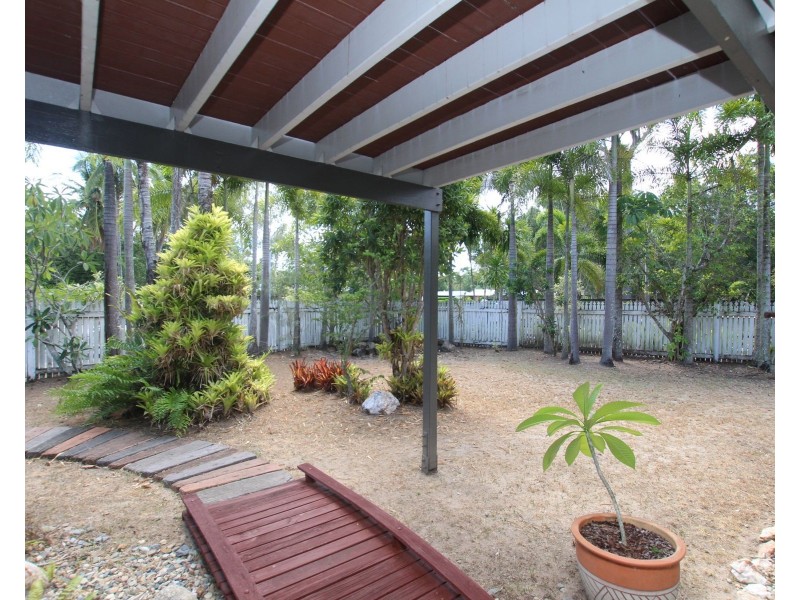 19 Baronia Crescent, Holloways Beach QLD 4878
