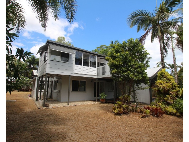 19 Baronia Crescent, Holloways Beach QLD 4878