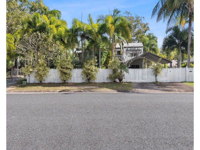 19 Baronia Crescent, Holloways Beach QLD 4878
