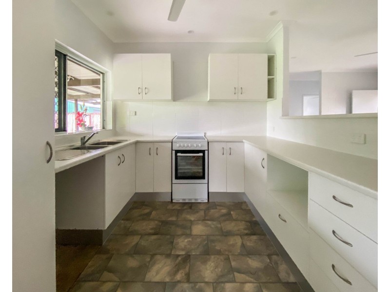 6 Paradise Close, White Rock QLD 4868