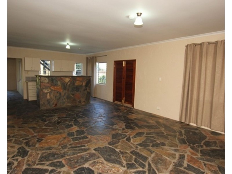1/466 McCoombe Street, Mooroobool QLD 4870