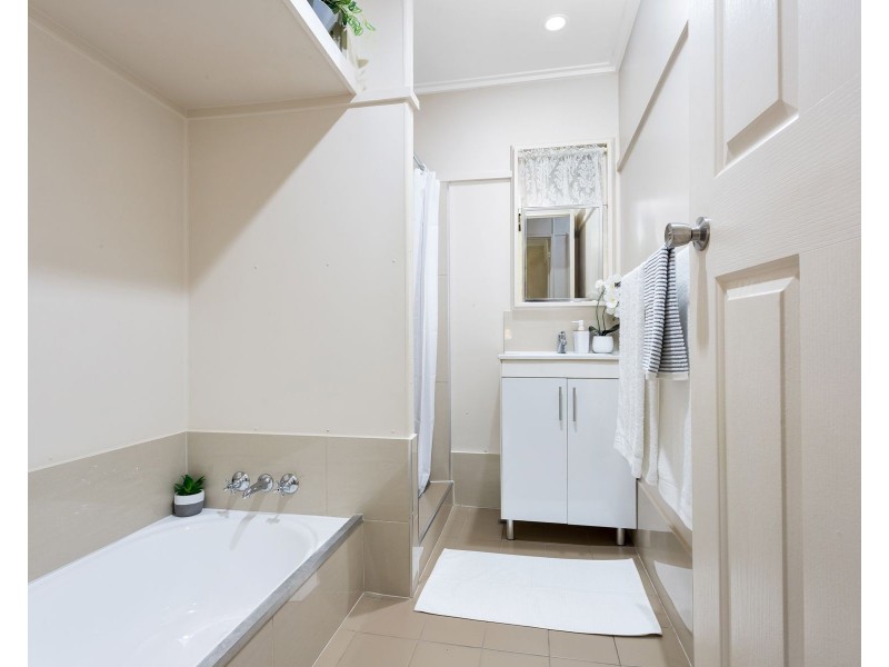 12 Kingsford Street, Mooroobool QLD 4870