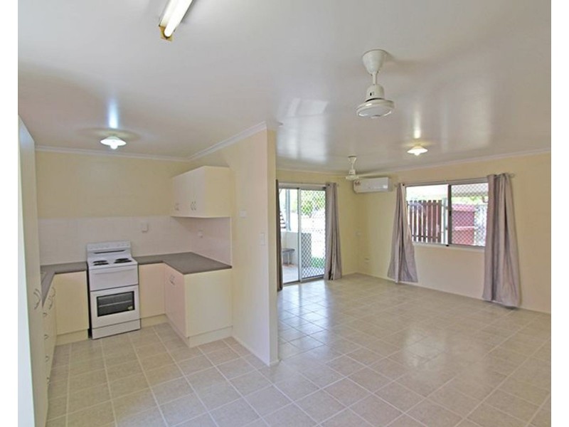 7 Rignold Street, Mooroobool QLD 4870