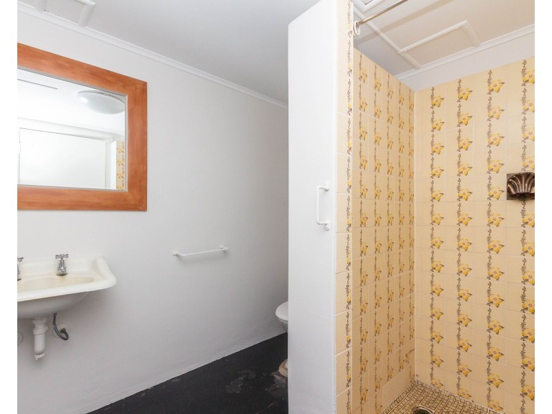 2/221 Aumuller Street, Westcourt QLD 4870