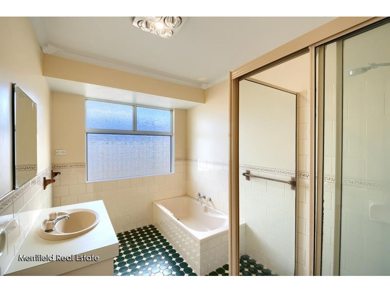 18 Granada Crescent, Orana WA 6330