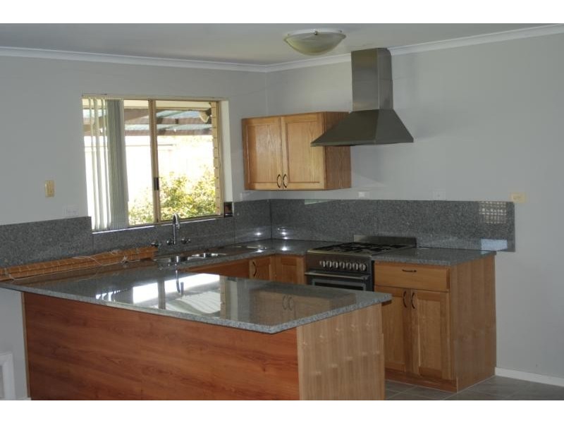 7 Lorenzo Way, Orana WA 6330
