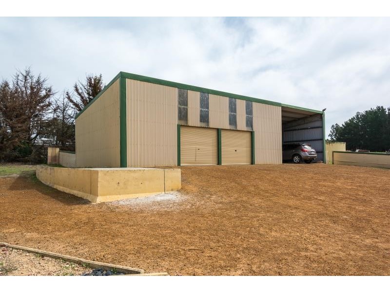 35 Awhina Court, Millbrook WA 6330