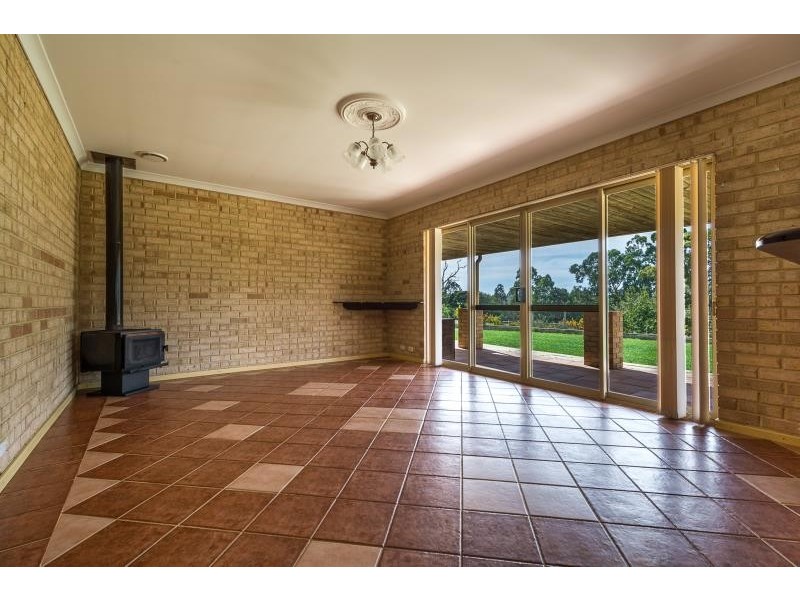 35 Awhina Court, Millbrook WA 6330