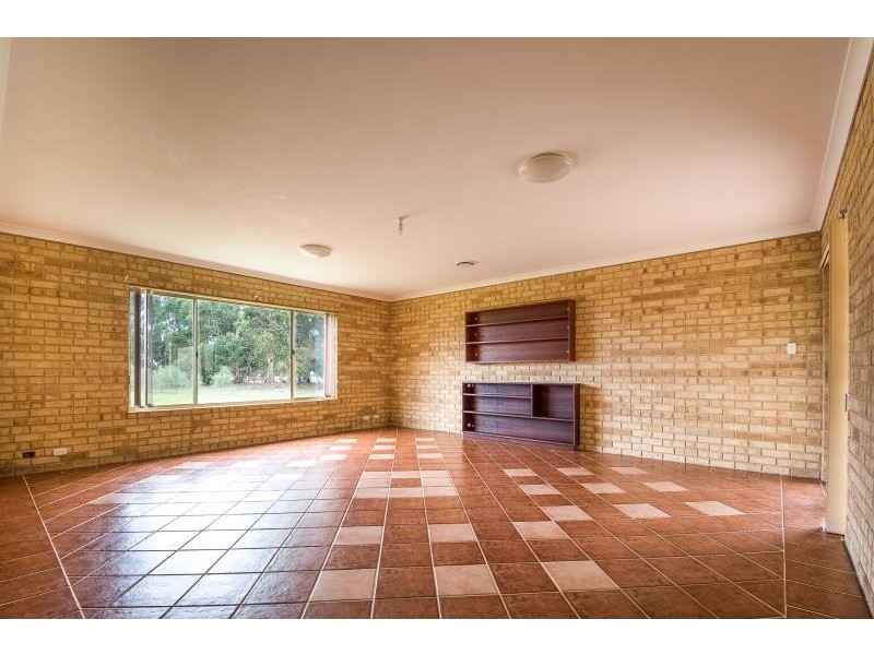 35 Awhina Court, Millbrook WA 6330