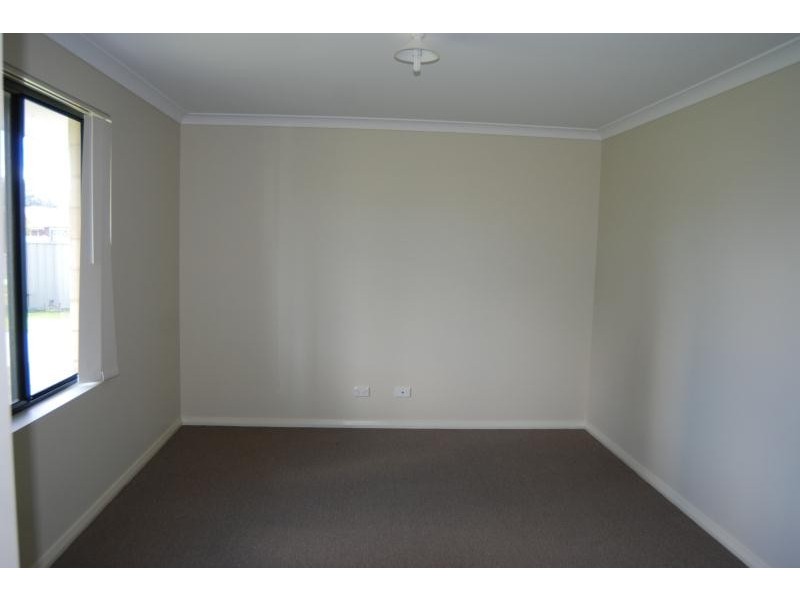 12 Dunn Street, Orana WA 6330