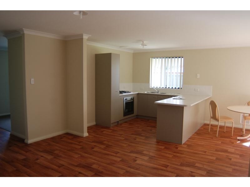 12 Dunn Street, Orana WA 6330