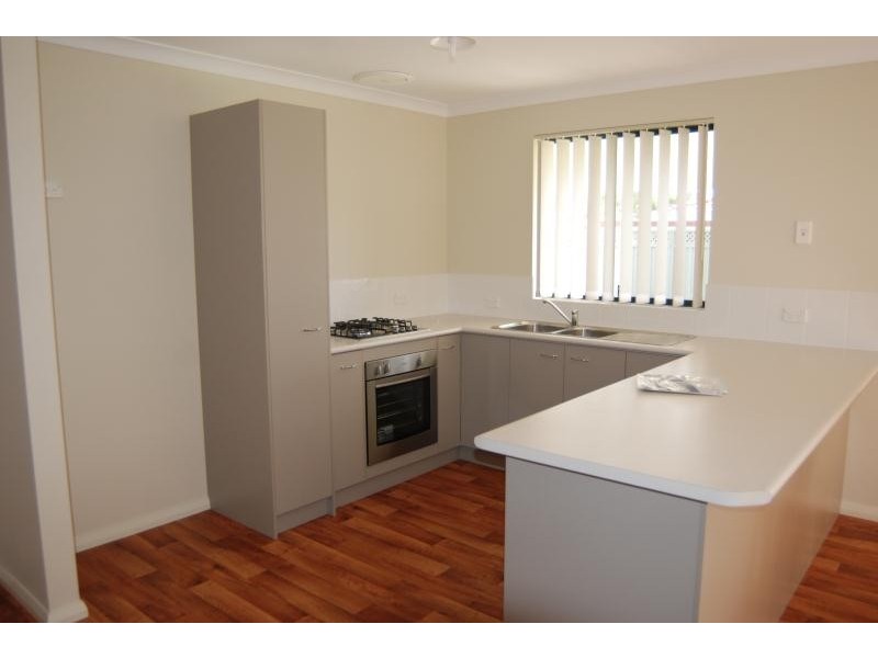 12 Dunn Street, Orana WA 6330