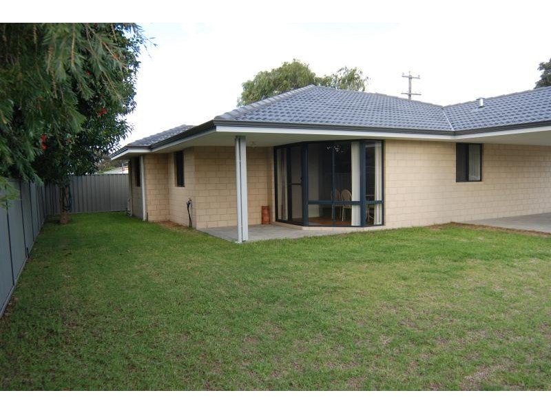 12 Dunn Street, Orana WA 6330