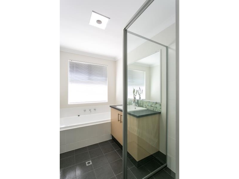 8 Satellite Close, Mckail WA 6330