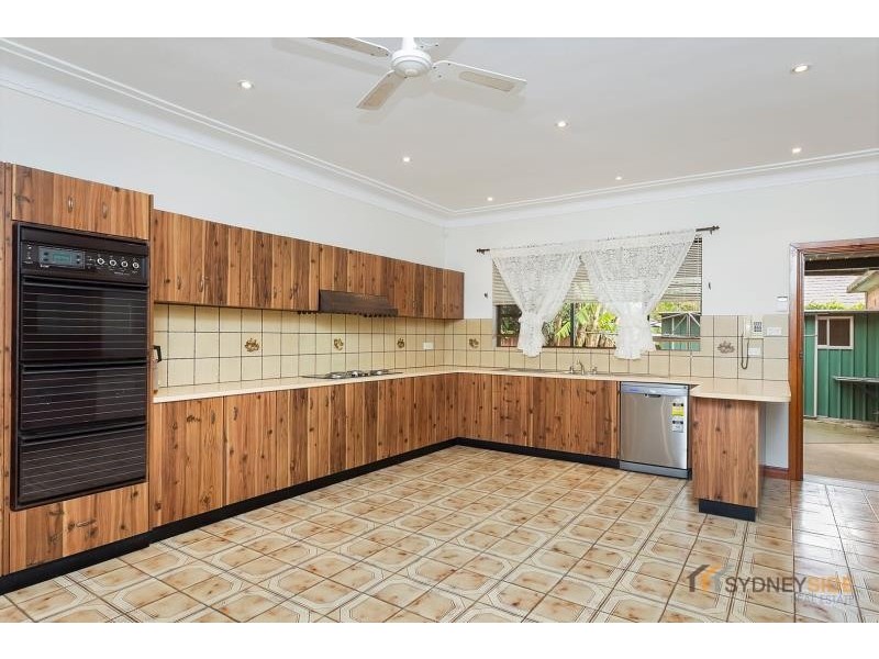 18 Henry Kendall Cres, Mascot NSW 2020